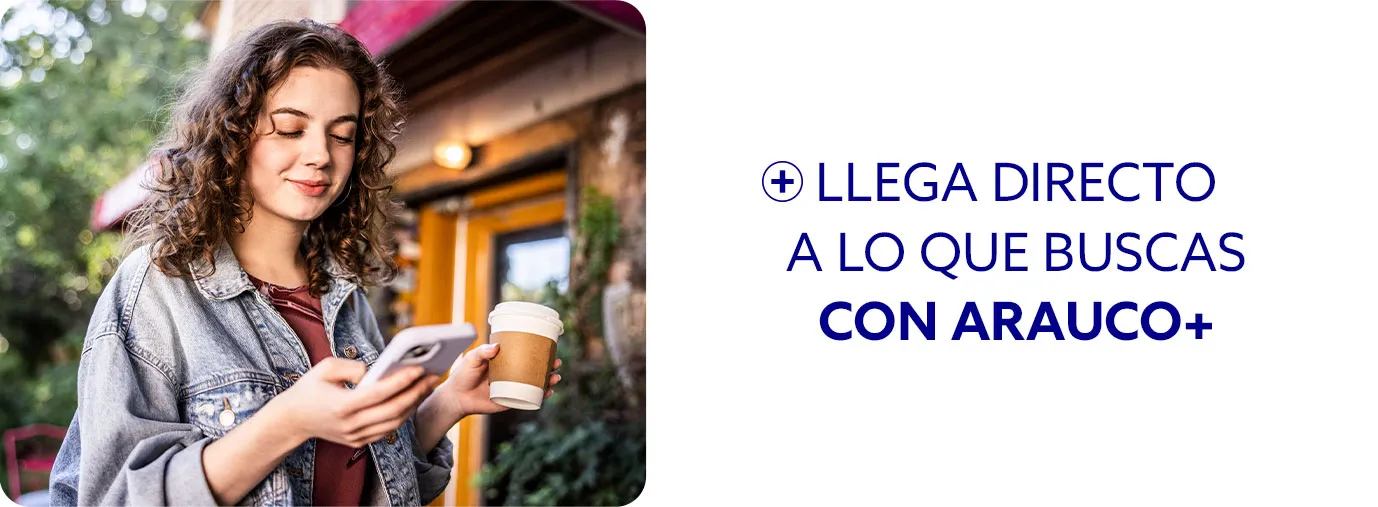 Imagen de mujer con celular en una mano y un café en la otra